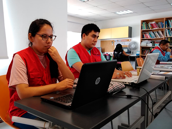 Equipo de voluntarios y voluntarias de la Red Anticorrupción revisando los portales de transparencia de las universidades Equipo de voluntarios y voluntarias de la Red Anticorrupción revisando los portales de transparencia de las universidades