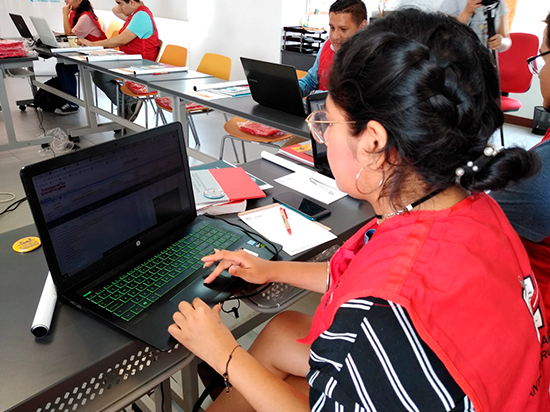 Equipo de voluntarios y voluntarias de la Red Anticorrupción revisando los portales de transparencia de las universidades Equipo de voluntarios y voluntarias de la Red Anticorrupción revisando los portales de transparencia de las universidades